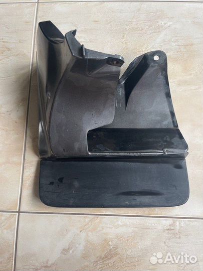 Брызговик передний левый Toyota Land Cruiser Prado