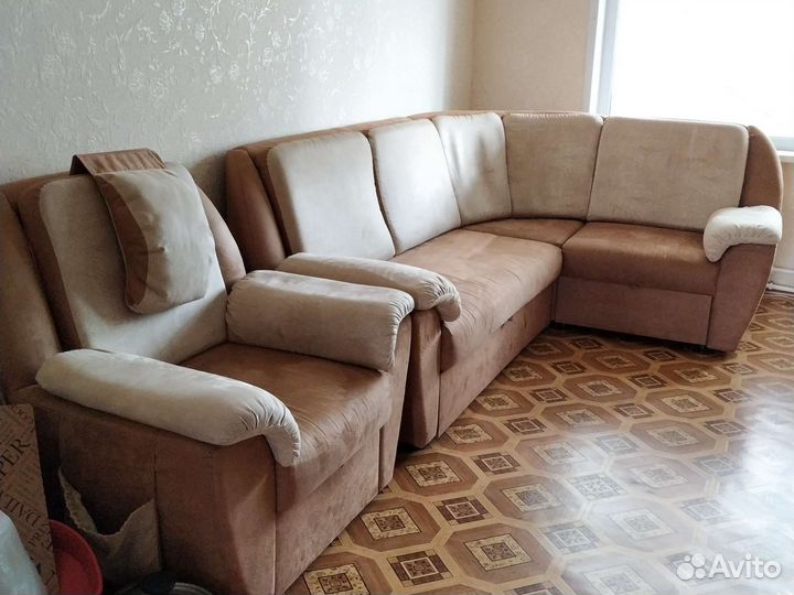 Угловой диван и кресло