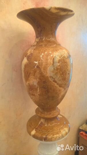 Ваза из оникса с подставкой