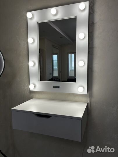 Гримерное зеркало с подвесным ящиком