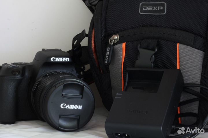 Зеркальный фотоаппарат Canon EOS 200D (пробег 1327