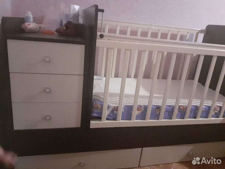 Детская кроватка с маятником и ящиком