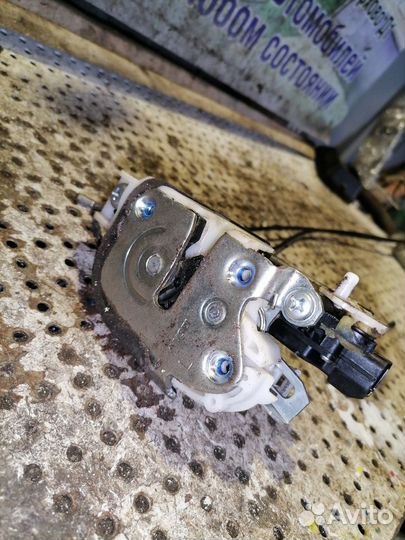 Замок двери задний левый Mitsubishi Lancer 10