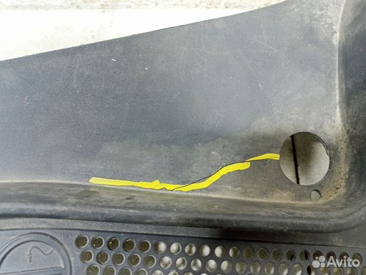 Водосток лобового стекла (жабо)