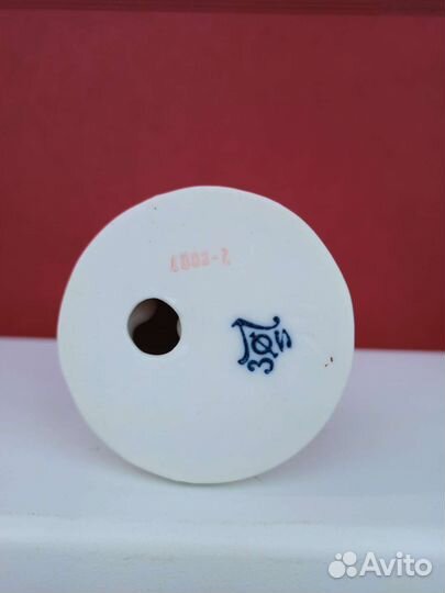 Фарфоровая статуэтка 