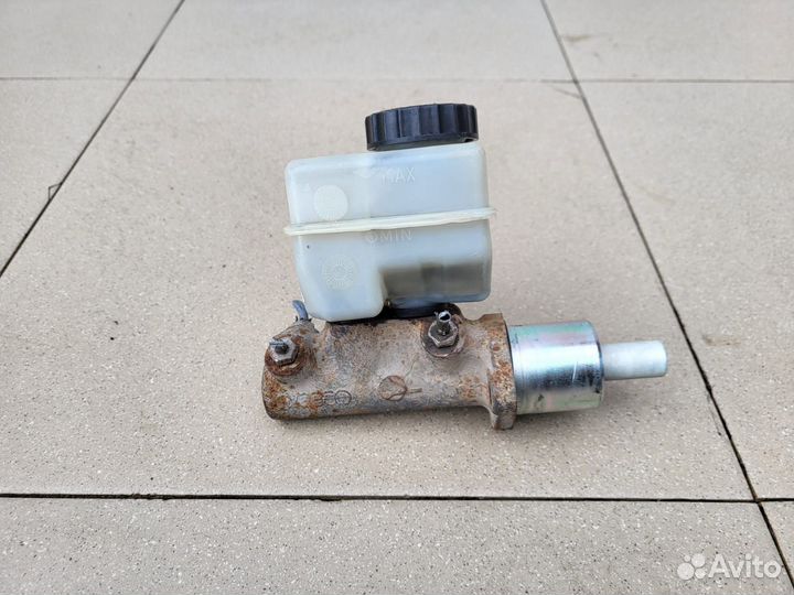 Главный тормозной цилиндр Volkswagen Passat B3