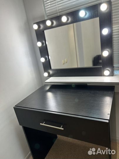 Столик для визажиста с зеркалом и лампочками