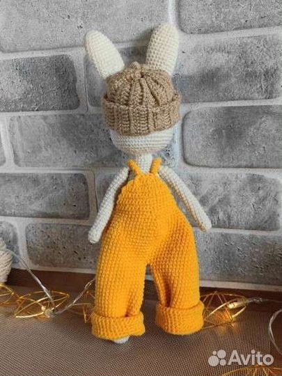 Вязанная игрушка - заяц (амигуруми)