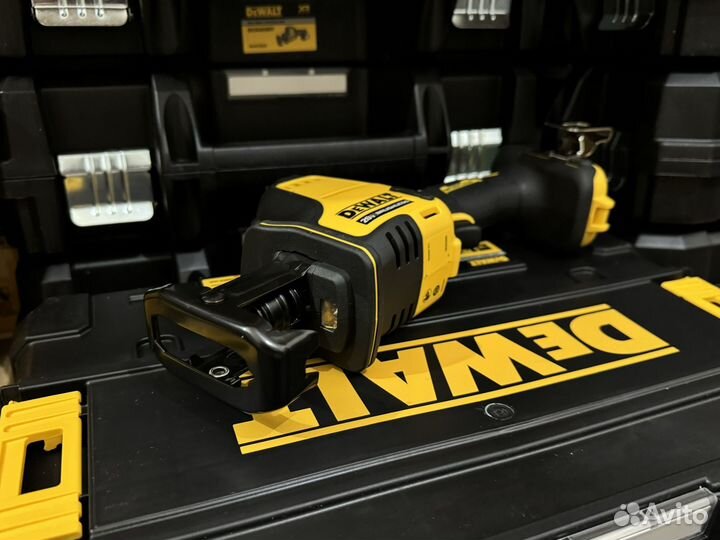 Сабельная пила Dewalt dcs369 в ящике