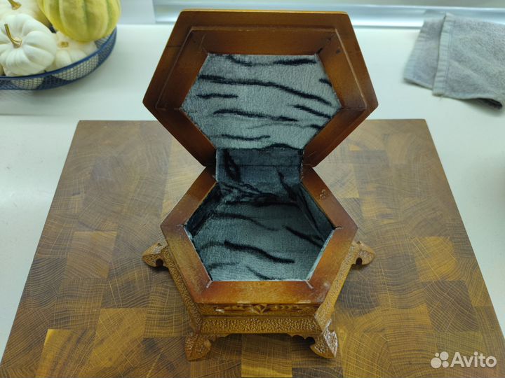Деревянная шкатулка
