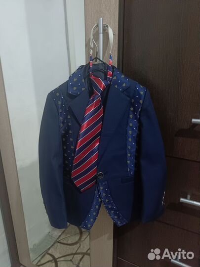 Праздничный пиджак с безрукавкой и галстуком 98