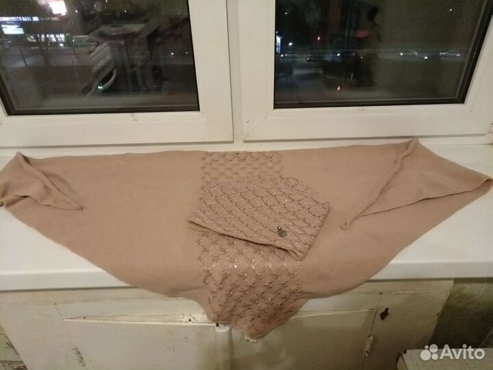 Комплект вещей (шаль + шапочка) на девушку