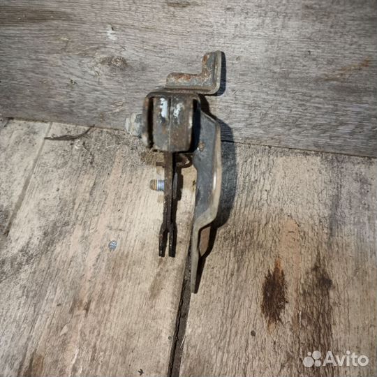 Кронштейн троса ручника Toyota Hiace 1996г