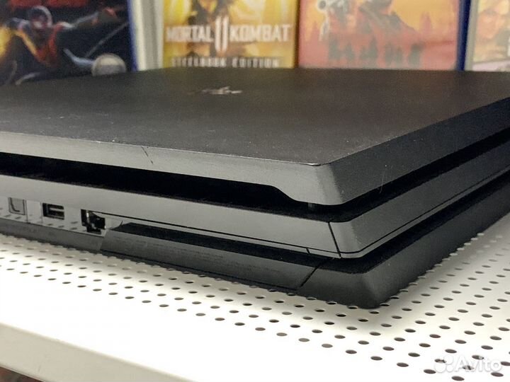 Sony PS 4 Pro + Много игр и 2 Джойстика