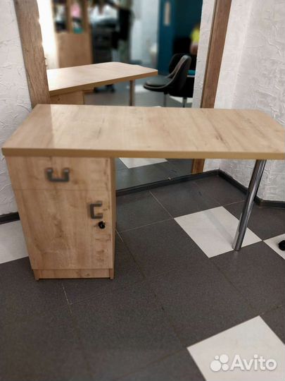 Маникюрный столик