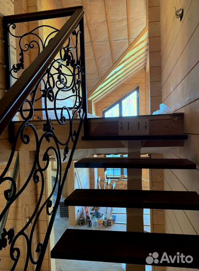 Лестница в дом или квартиру