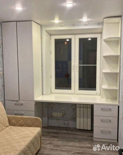 Детская рабочая зона у окна для двоих