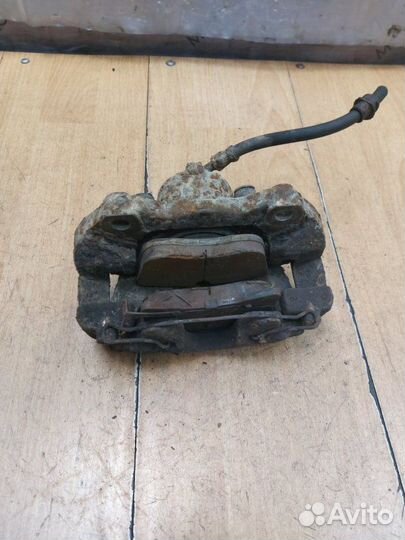 Тормозной суппорт передний правый Opel Zafira B