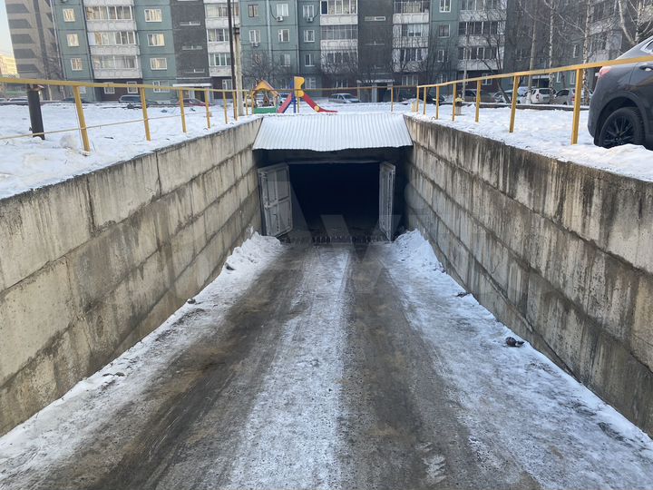 Гараж, > 30 м²