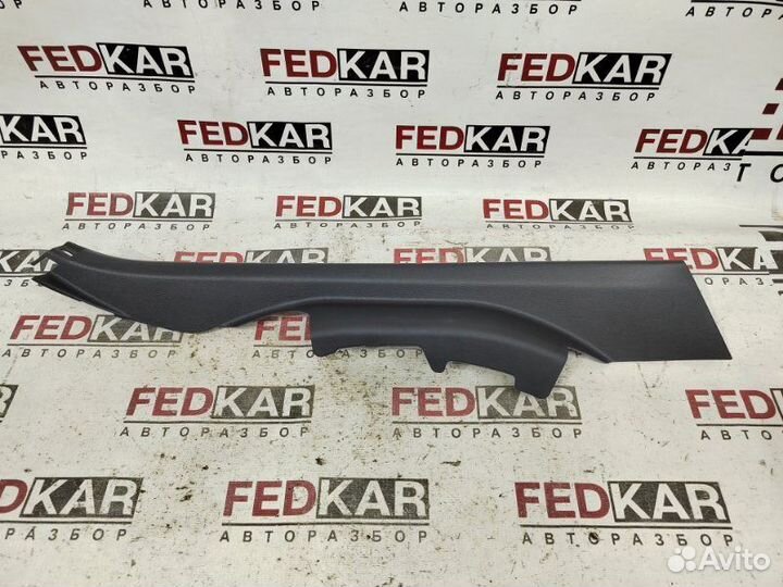 Накладка задней стойки задняя правая Toyota