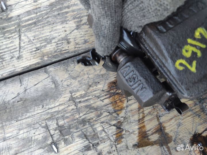 Суппорт задний левый Toyota Carina AT175