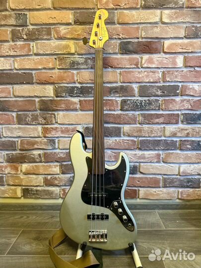 Безладовая бас-гитара Flight