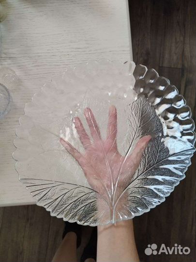 Много посуды, большое блюдо, бокалы, десертницы