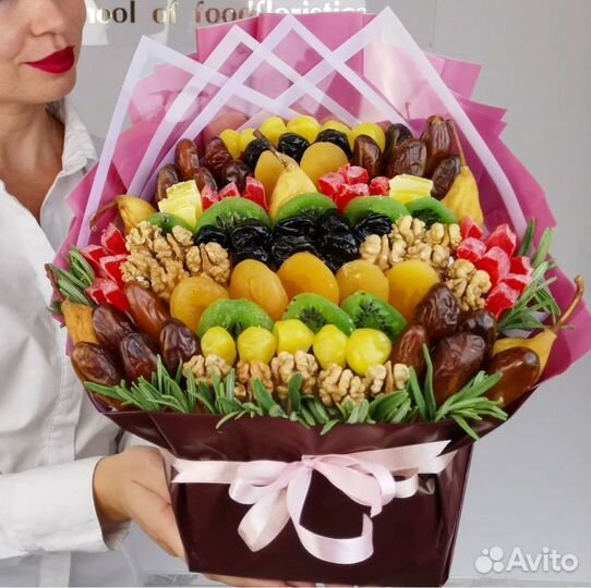 Съедобный букет из орехов и сухофруктов