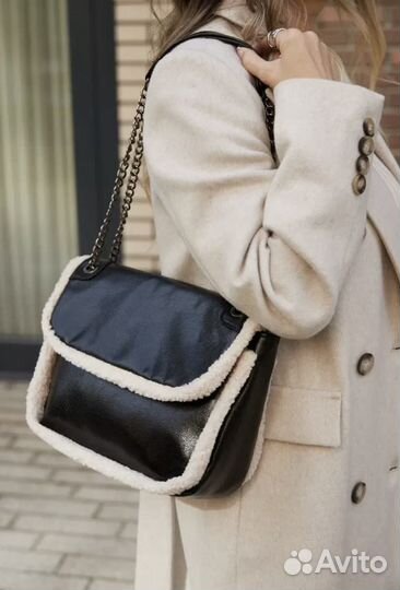 Сумка через плечо с меховой отделкой на цепочке