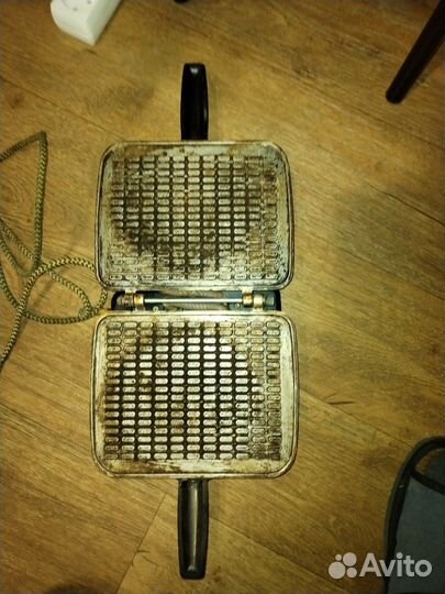 Электрическая вафельница ретро