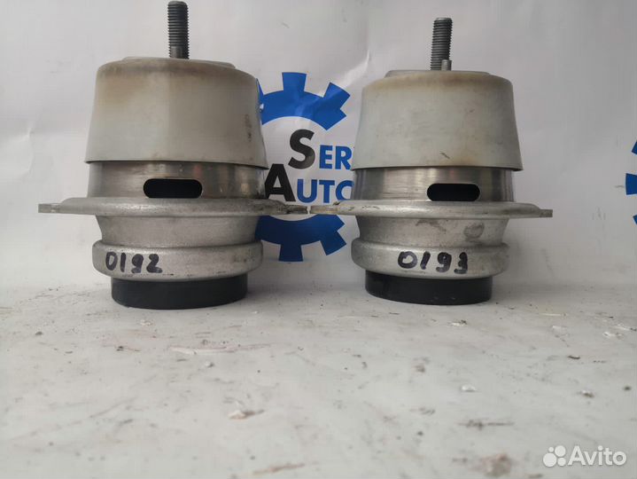 Volkswagen Touareg 10- V8 Опора двигателя LH RH