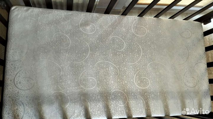 Детская кроватка с маятником