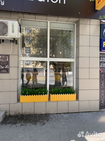 Ящик с искусственной осокой