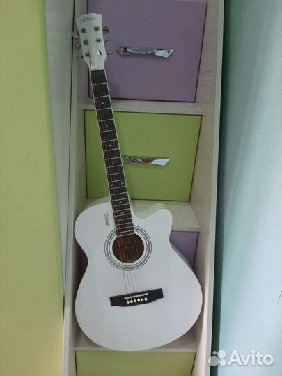 Белая красивая акустическая гитара