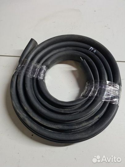 Уплотнительная резинка боковой двери передняя