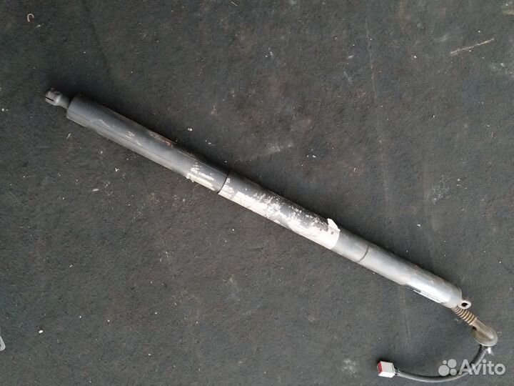 Доводчик крышки багажника Jeep Grand Cherokee WK2