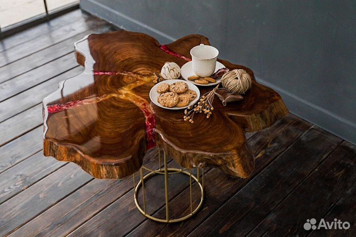 Журнальный столик из массива вяза и смолы