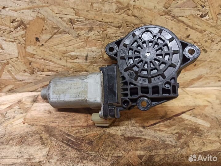 Моторчик подъемника передний левый Kia Cerato 1