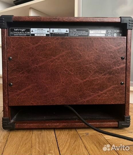 Комбик для акустических гитар behringer AT108