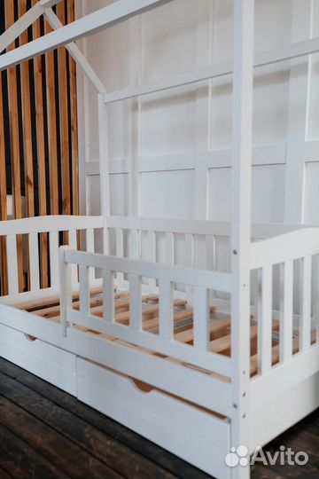 Детская кроватка домик