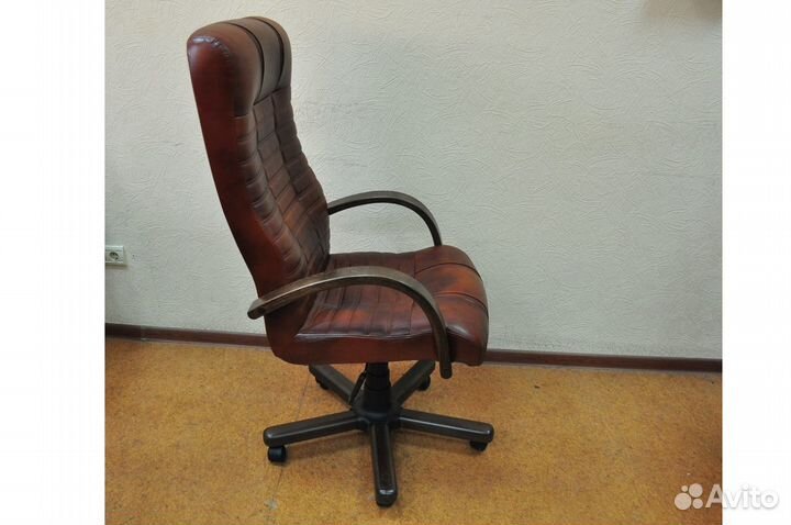 Офисное кресло кожаное 