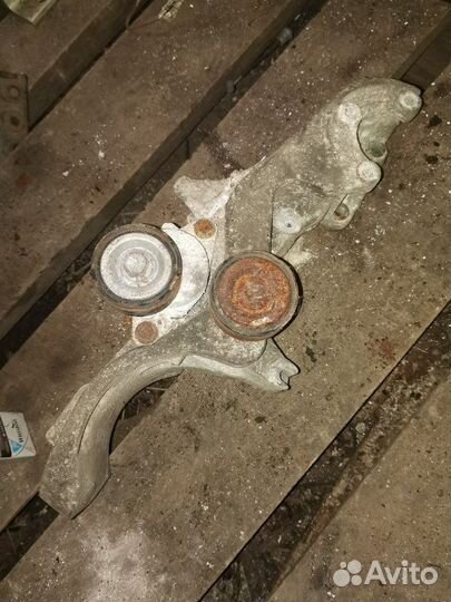 Кронштейн натяжного ролика Renault Logan