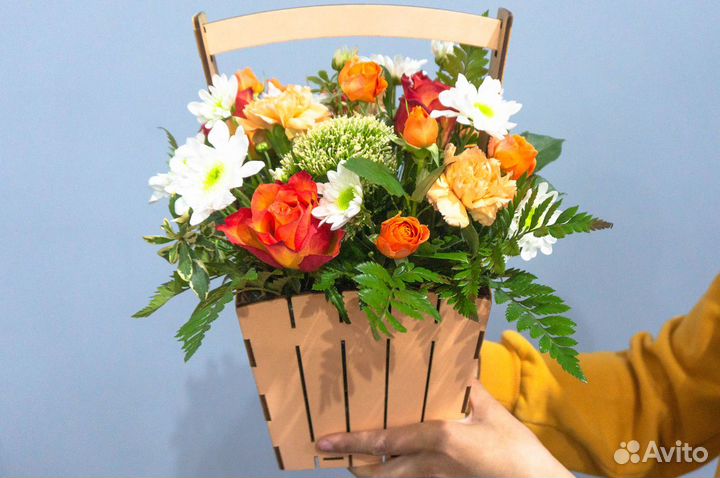 Композиция сотруднице Живые цветы