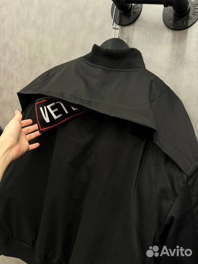 Бомбер vetements police тренд 2024