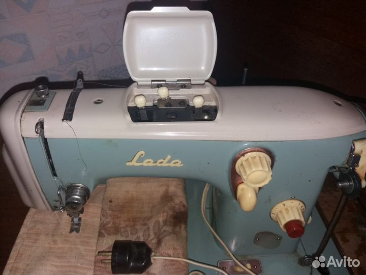 Швейная машина LADA