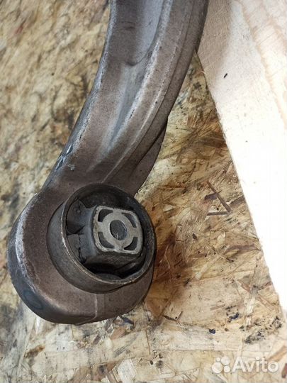 Рычаг передней подвески нижний правый Audi A4