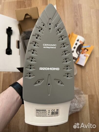 Утюг redmond RI-C262, бордовый