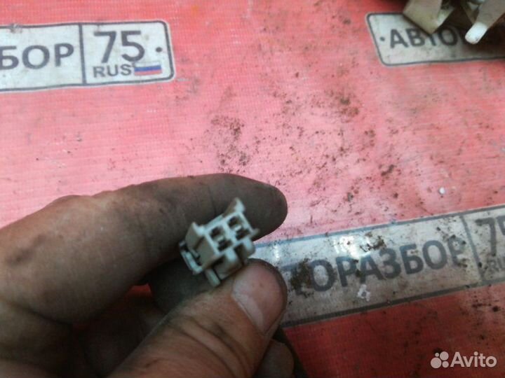 Замок двери задний левый Honda Odyssey RA3 F23A