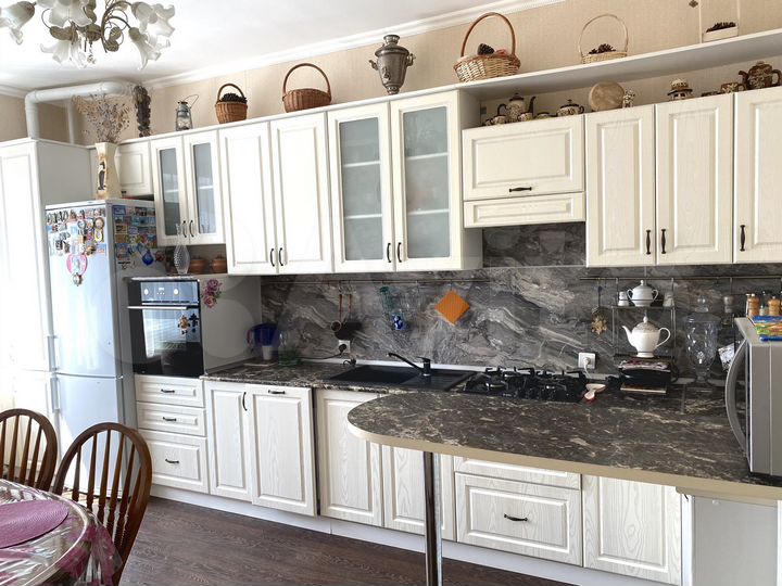 2-к. квартира, 82 м², 2/4 эт.