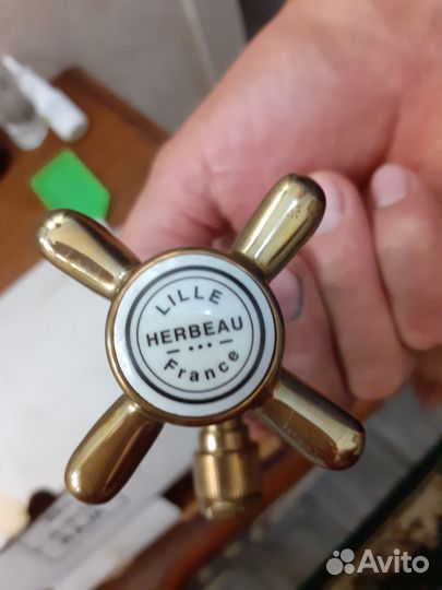 Кран настенный Herbiua